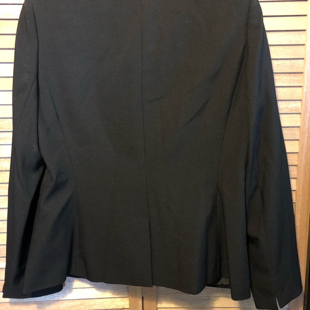 Modern suit jacket. - Picture 3 of 4